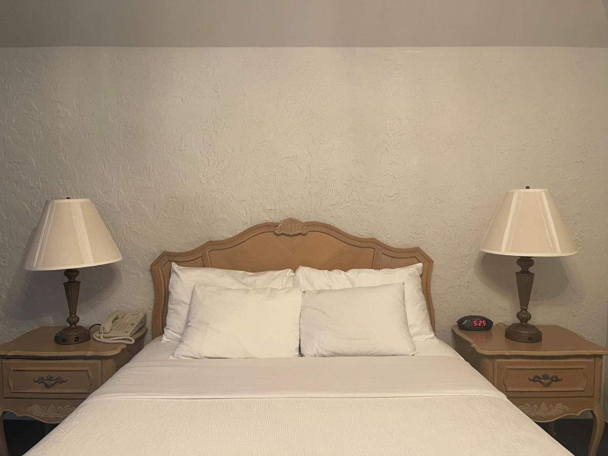 The Chateau Bloomington Hotel And Conference Center ภายนอก รูปภาพ