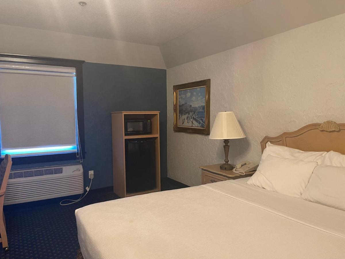 The Chateau Bloomington Hotel And Conference Center ภายนอก รูปภาพ