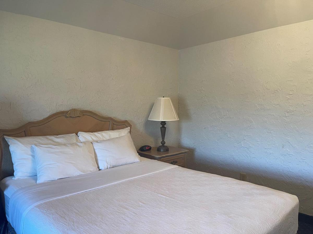 The Chateau Bloomington Hotel And Conference Center ภายนอก รูปภาพ