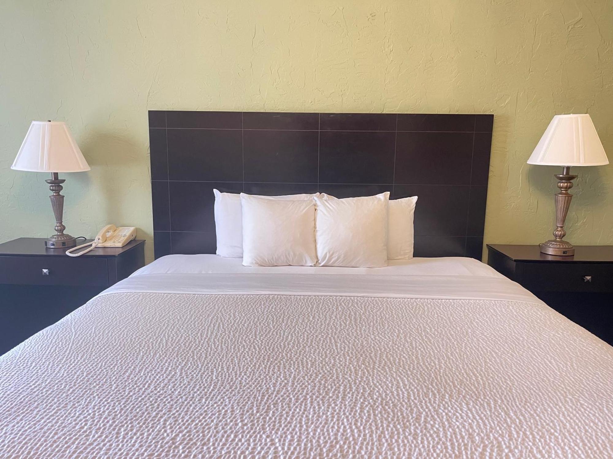 The Chateau Bloomington Hotel And Conference Center ภายนอก รูปภาพ