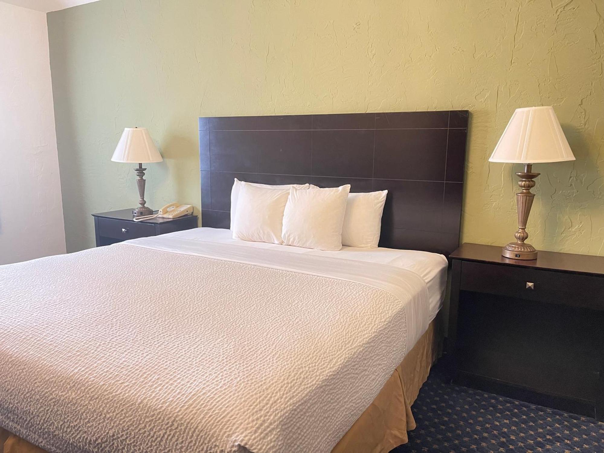 The Chateau Bloomington Hotel And Conference Center ภายนอก รูปภาพ